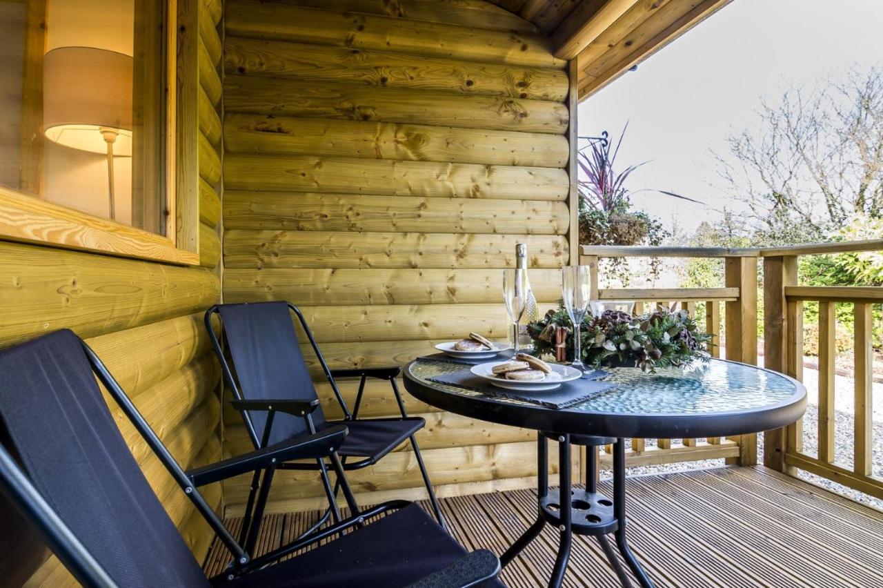 Fern Lodge - 2 Bedroom Log Cabin - Saint Florence - Tenby Dış mekan fotoğraf
