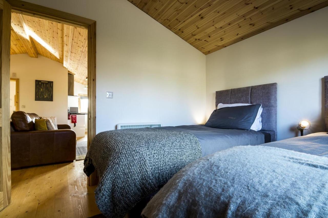Fern Lodge - 2 Bedroom Log Cabin - Saint Florence - Tenby Dış mekan fotoğraf