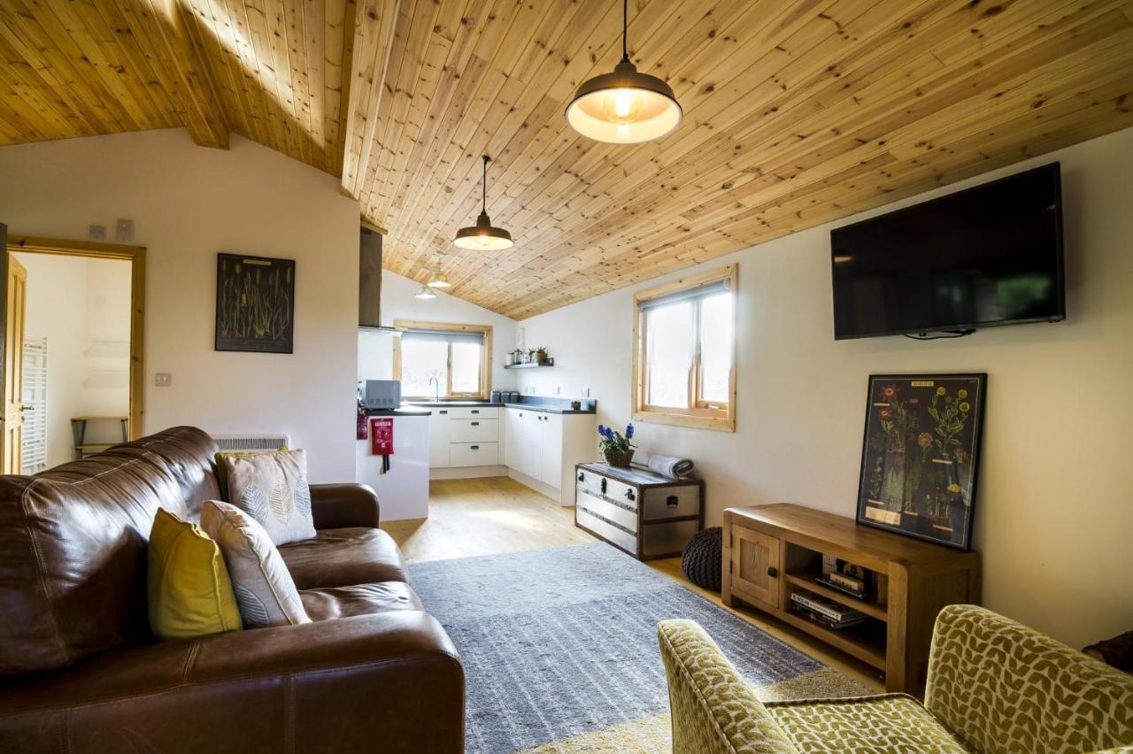 Fern Lodge - 2 Bedroom Log Cabin - Saint Florence - Tenby Dış mekan fotoğraf