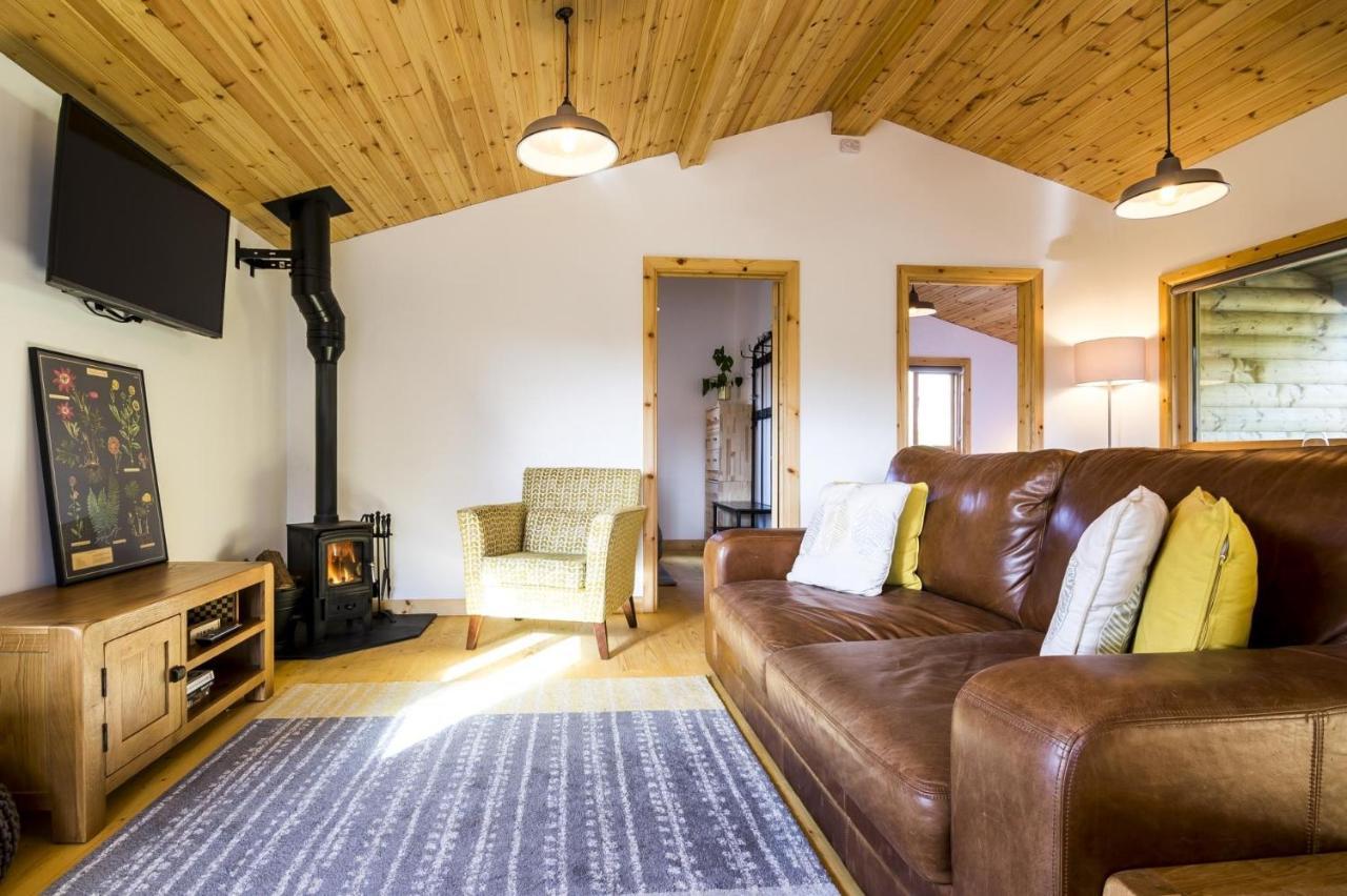 Fern Lodge - 2 Bedroom Log Cabin - Saint Florence - Tenby Dış mekan fotoğraf
