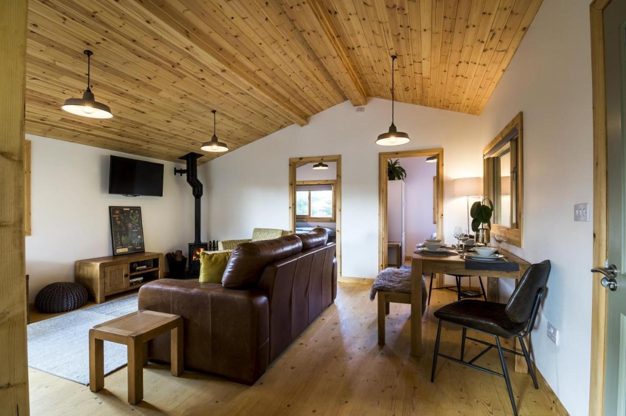 Fern Lodge - 2 Bedroom Log Cabin - Saint Florence - Tenby Dış mekan fotoğraf